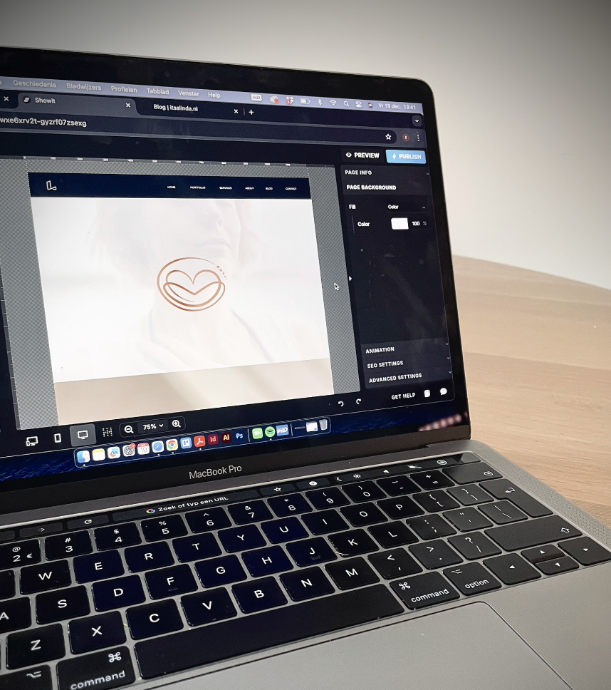 Laptop van een grafisch vormgever met een ontworpen logo